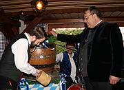 Wirt Michael Achhammer, Braumeister Manfred Silbernagel @ Forschungsbrauerei und Bräustüberl in Perlach (©Foto: Martin Schmitz)